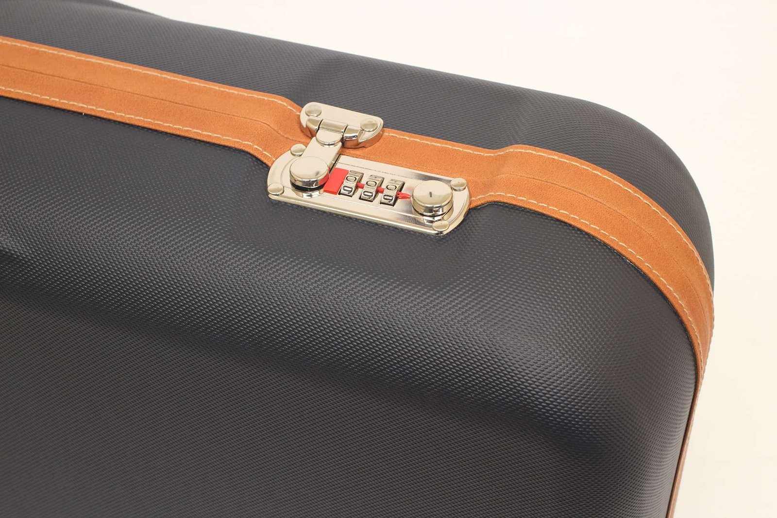 Negrini OU Deluxe Four-Barrel Set Takedown Shotgun Case 32" - 1646LX-4C/5230 6 Negrini Gun Cases - 1646LX-4C - One Shotgun - Four Barrel takedown case lock closeup